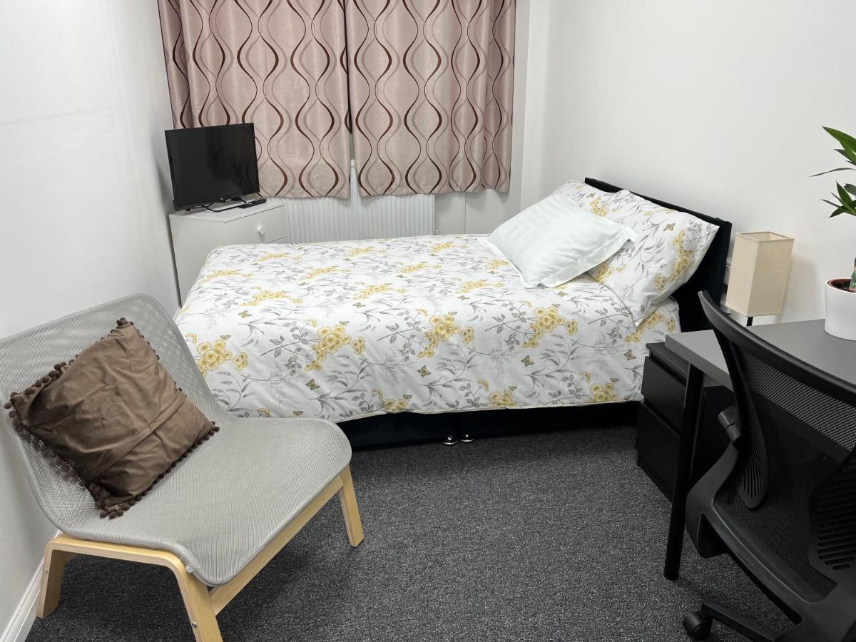 Hotel Mj - Entire Serviced For 6 Guests - Next To Tube Station Skyline View - Londra